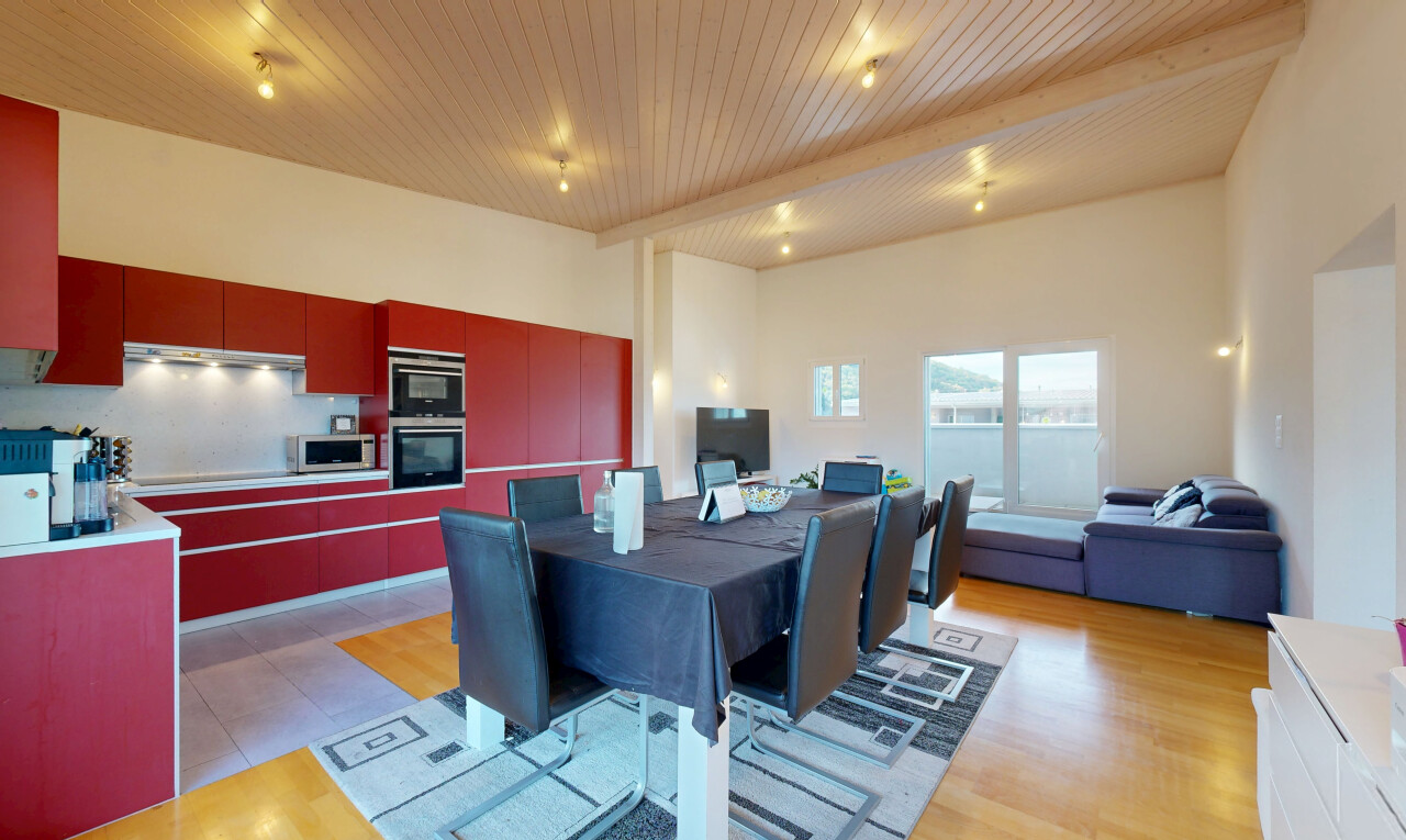 salon / salle à manger avec high end ceiling, light floor, drywall, cloison sèche, et wood ceiling