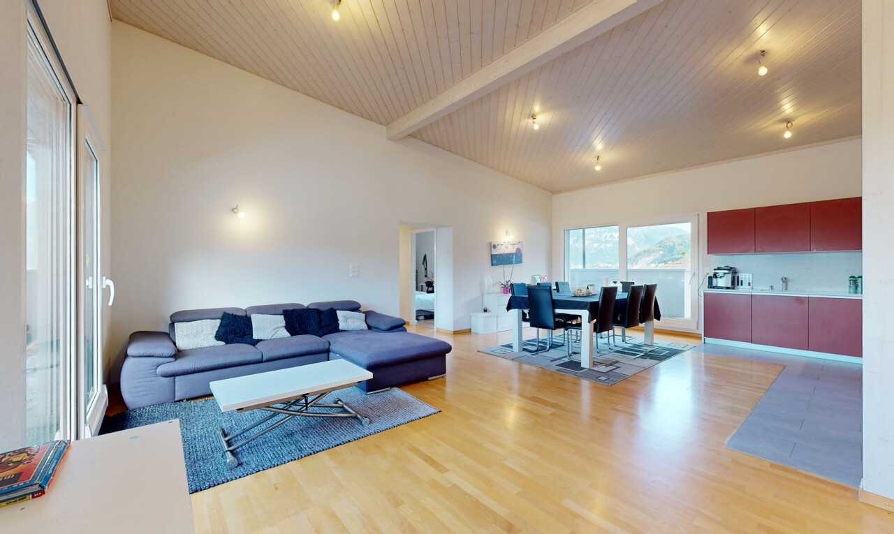 salon / salle à manger avec high end ceiling, vaulted ceiling, plafond voûté, high ceiling, et plafond haut