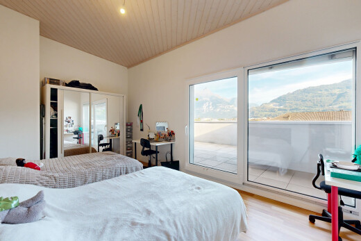 chambre avec espace bureau, drywall, cloison sèche, accès à l'extérieur, et vue sur la montagne