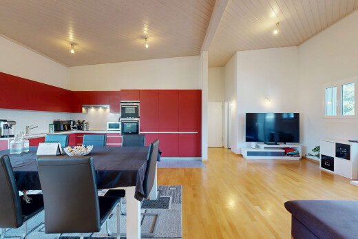 salon / salle à manger avec drywall, cloison sèche, télévision, high ceiling, et plafond haut