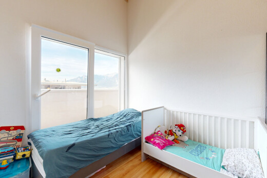 chambre avec wood finish floor, sol en finition bois, inside property, drywall, et cloison sèche
