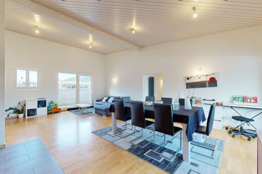 wohn- / esszimmer mit high end ceiling, wood finish floor, holzfußboden, drywall, und gipskartonwand