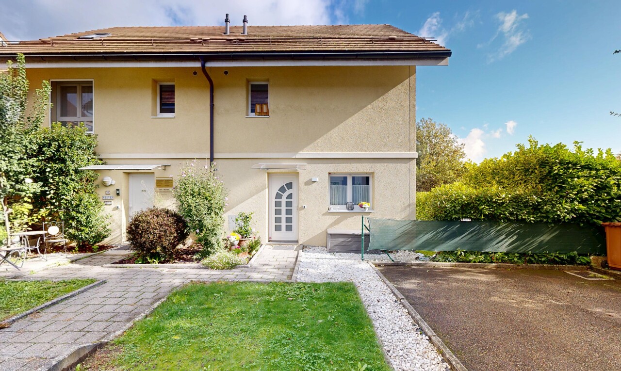 view of home featuring stucco siding and a lawn