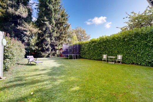 garten mit trampolin, rasen, from property, und day time