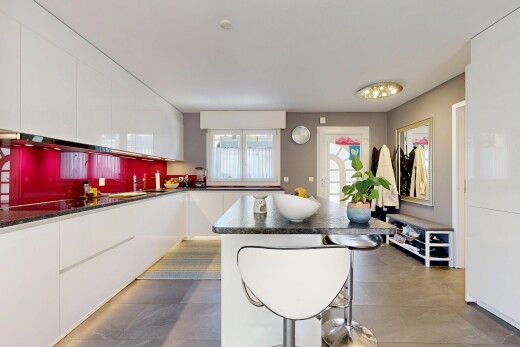 küche mit weiße schränke, schränke mit flachen paneelen, natural light, natürliches licht, und inside property