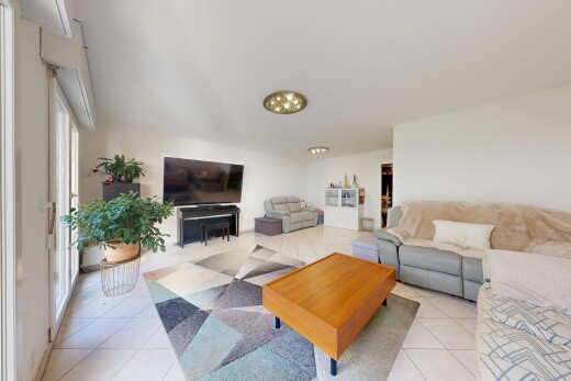 salon avec tile floor, sol en carrelage, télévision, drywall, et cloison sèche