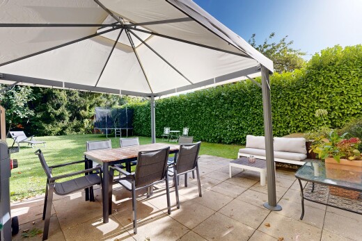 terrasse avec trampoline, coin repas extérieur, pelouse, terrasse, et from property
