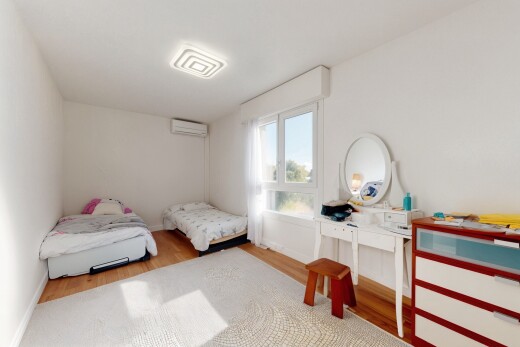 zimmer / schlafzimmer mit wood finish floor, holzfußboden, natural light, natürliches licht, und drywall