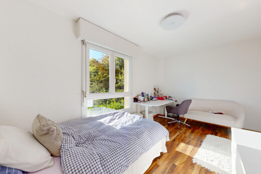 chambre avec lumière naturelle, natural light, sol en finition bois, wood finish floor, et cloison sèche