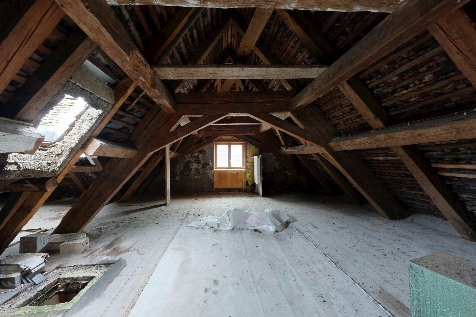 leerer raum mit niedrige decke, low ceiling, kathedralendecke, cathedral ceiling, und dachschräge