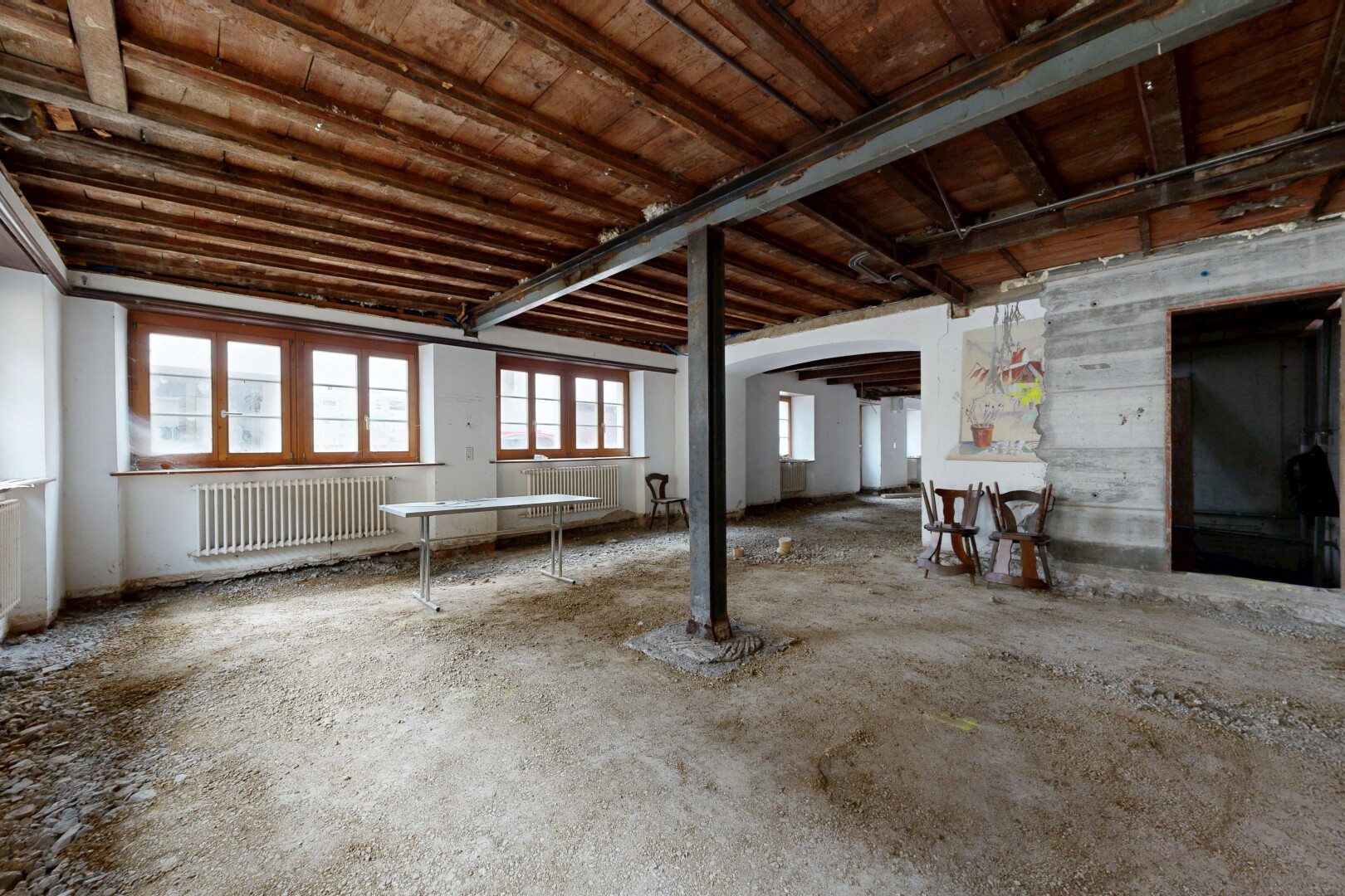 leerer raum mit kühler, inside community, natürliches licht, natural light, und gipskartonwand