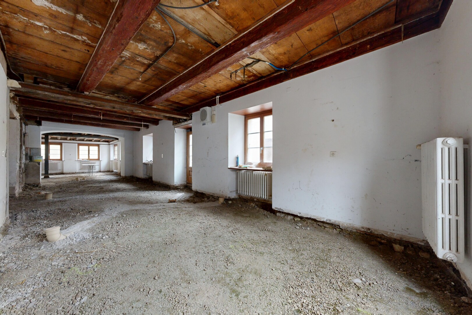 leerer raum mit unfinished floor, inside community, natürliches licht, natural light, und kühler