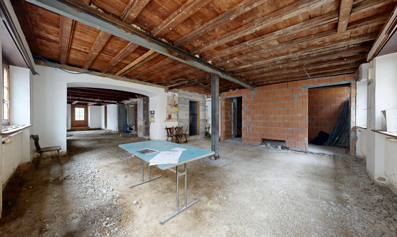 wohnzimmer mit inside property, natürliches licht, natural light, unfinished floor, und betonblockwand