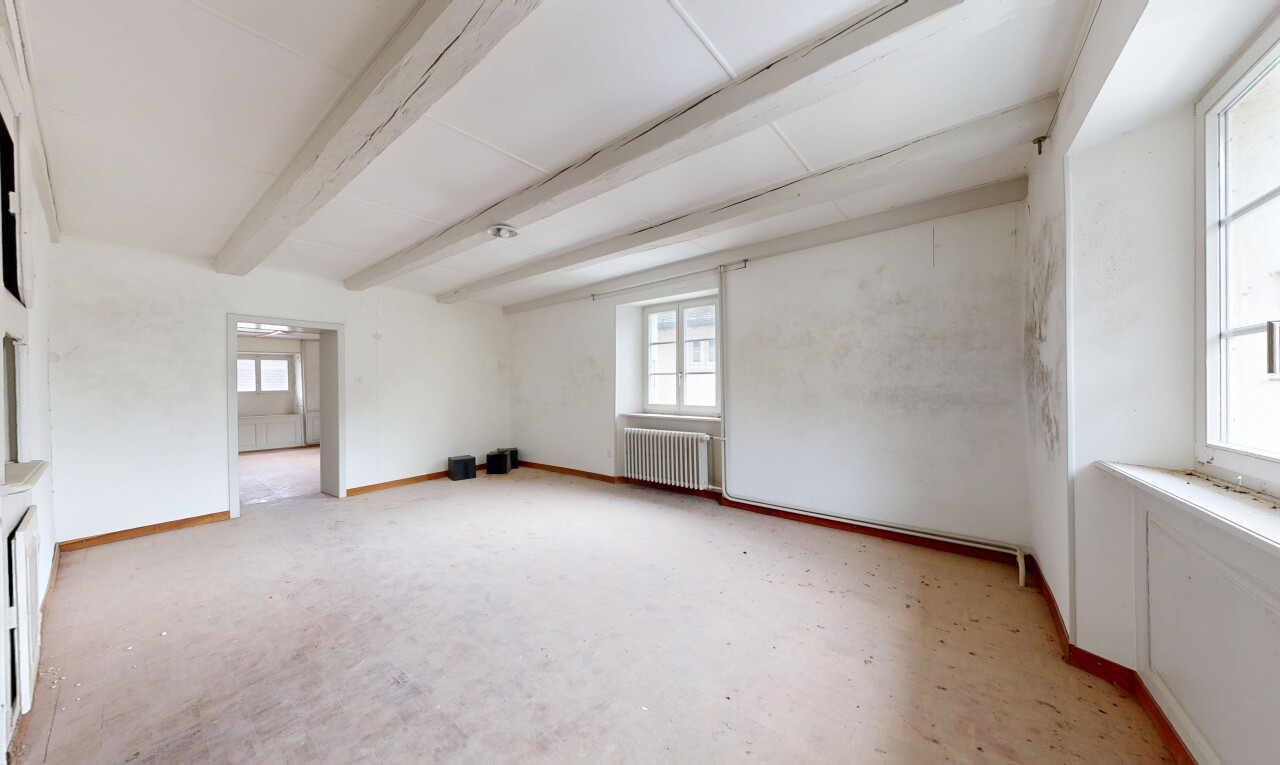 leerer raum mit inside property, natural light, natürliches licht, beamed ceiling, und balkendecke
