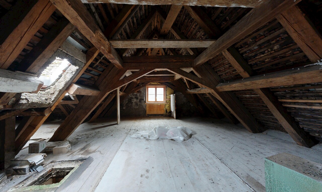 leerer raum mit niedrige decke, low ceiling, kathedralendecke, cathedral ceiling, und dachschräge