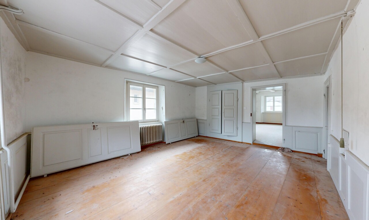 leerer raum mit inside property, kassettendecke, coffered ceiling, kühler, und natürliches licht