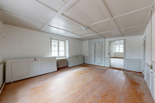 pièce vide avec inside property, plafond à caissons, coffered ceiling, radiateur, et lumière naturelle