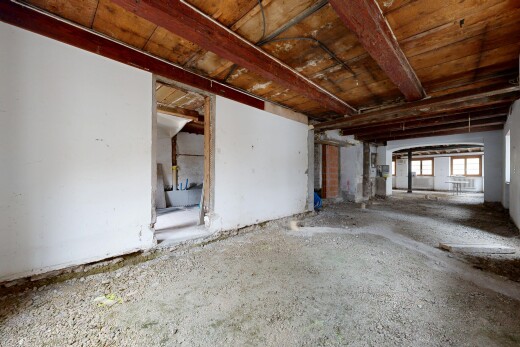 pièce vide avec inside property, natural light, lumière naturelle, drywall, et cloison sèche