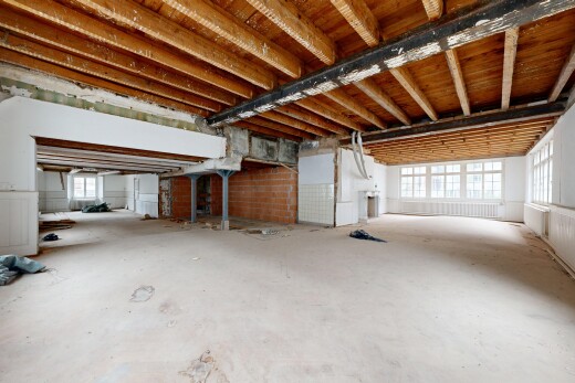 terrasse avec inside property, terrasse, structure extérieure, et écurie