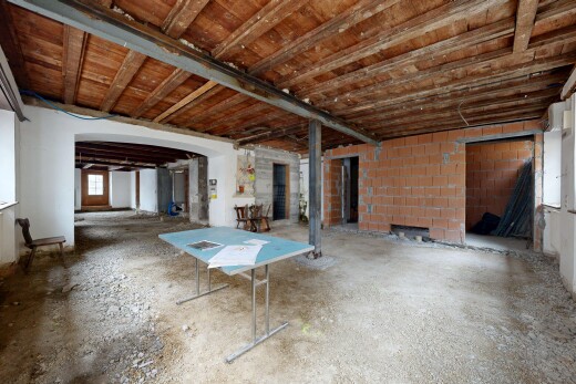 salon avec inside property, lumière naturelle, natural light, unfinished floor, et mur en blocs de béton