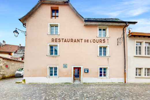 façade avec day time et bardage en stuc