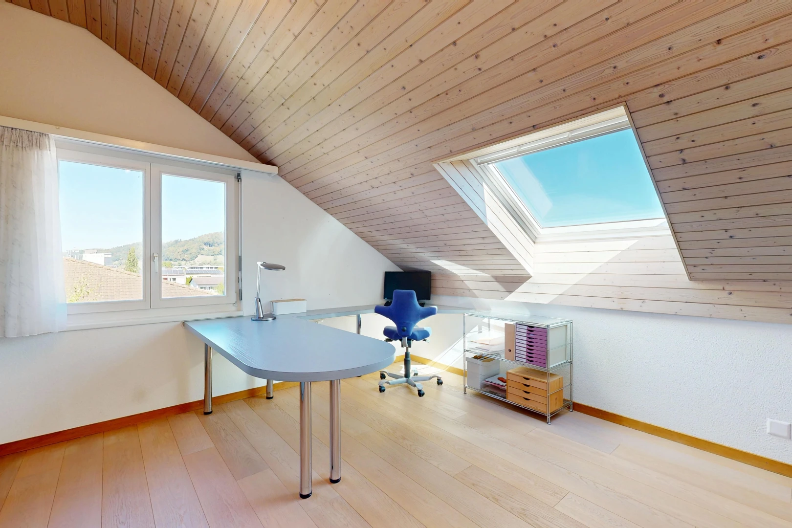 büro mit wood ceiling, holzdecke, vaulted ceiling, dachschräge, und drywall