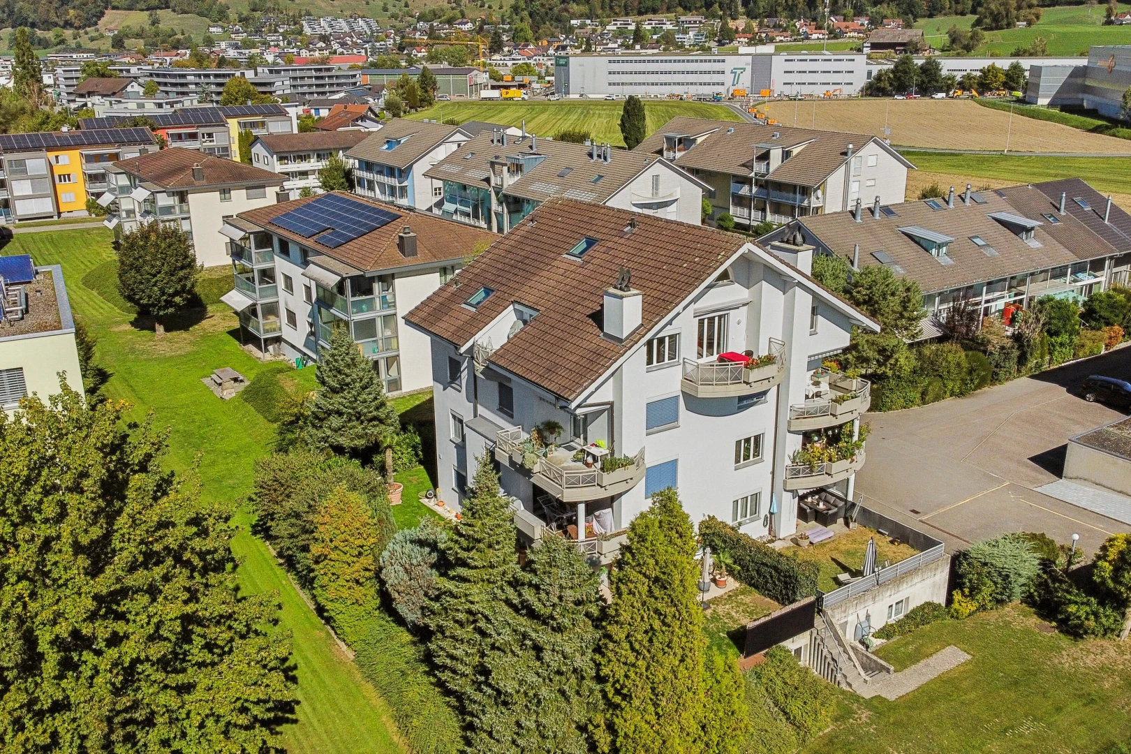 außenansicht mit balkon und schornstein