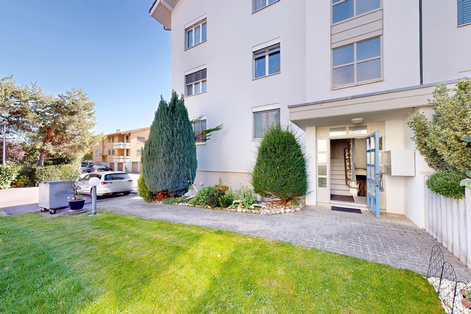 garten mit rasen, day time, und apartment complex view