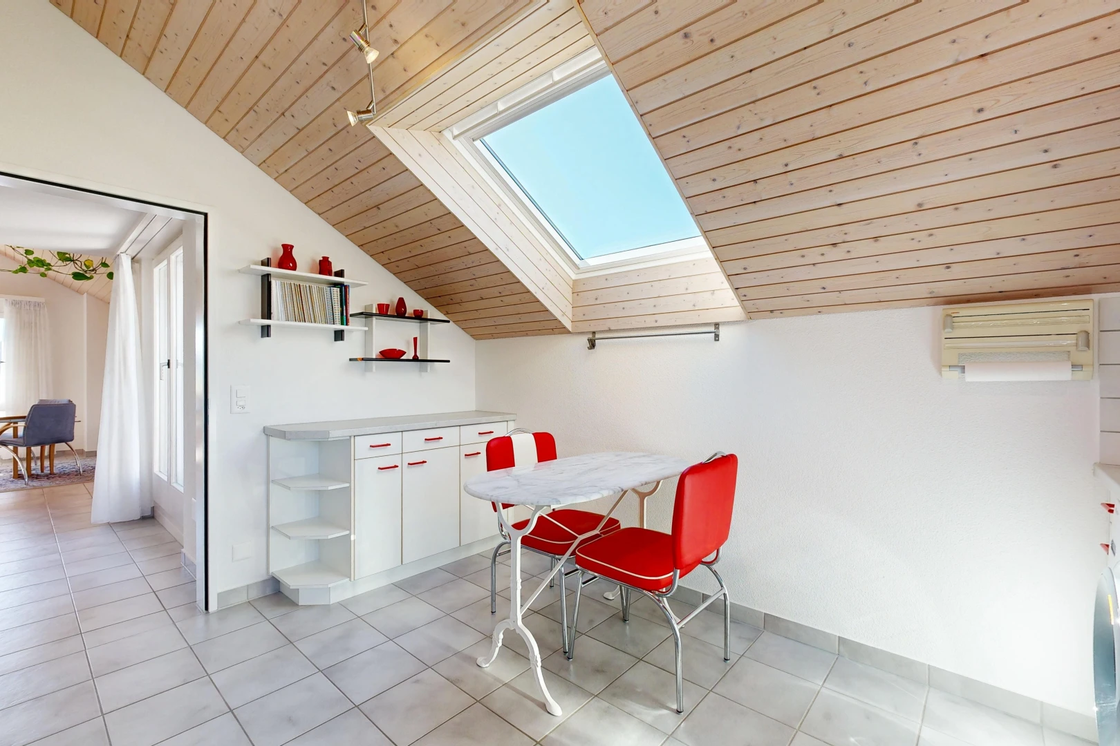 esszimmer mit wood ceiling, holzdecke, vaulted ceiling, dachschräge, und drywall