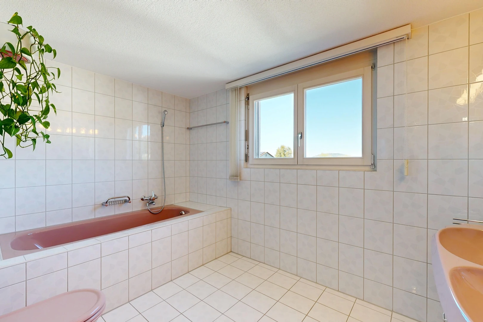 bad mit fliesenwand, tile wall, komplettes badezimmer, fliesenboden, und tile floor