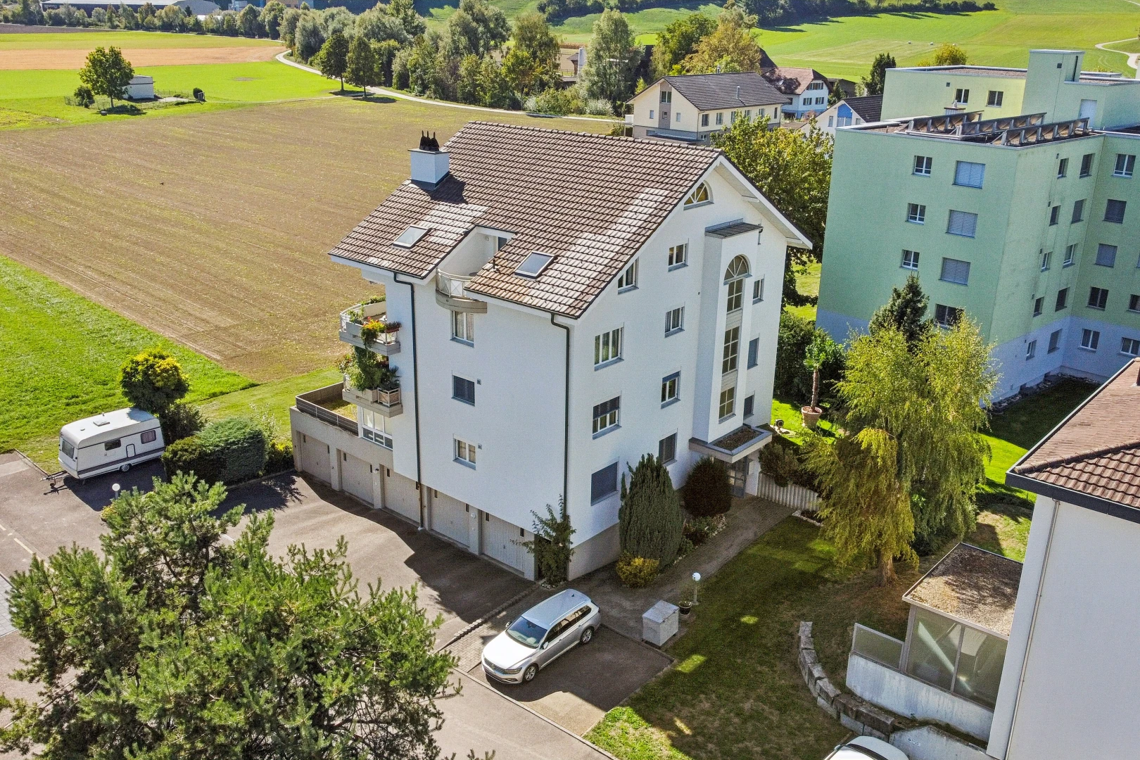 außenansicht mit ziegeldach, schornstein, und stuckverkleidung