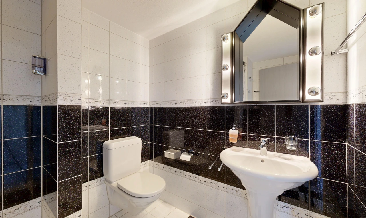 bad mit tile wall, fliesenwand, toilette, spiegel, und tile floor
