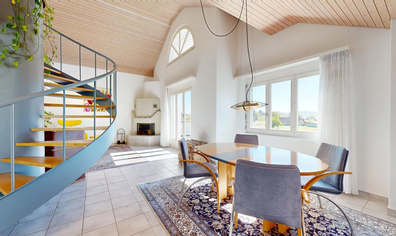 esszimmer mit treppen, hohe decke, high ceiling, außenzugang, und dachschräge