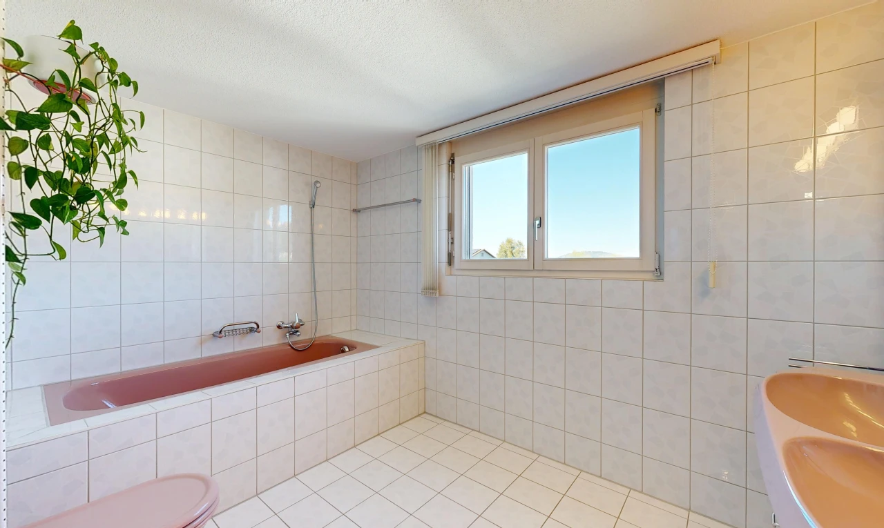bad mit fliesenwand, tile wall, komplettes badezimmer, fliesenboden, und tile floor