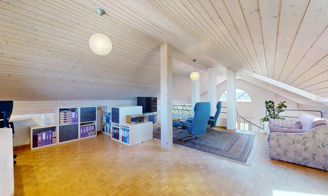 büro mit pendelleuchte, wood ceiling, holzdecke, vaulted ceiling, und dachschräge