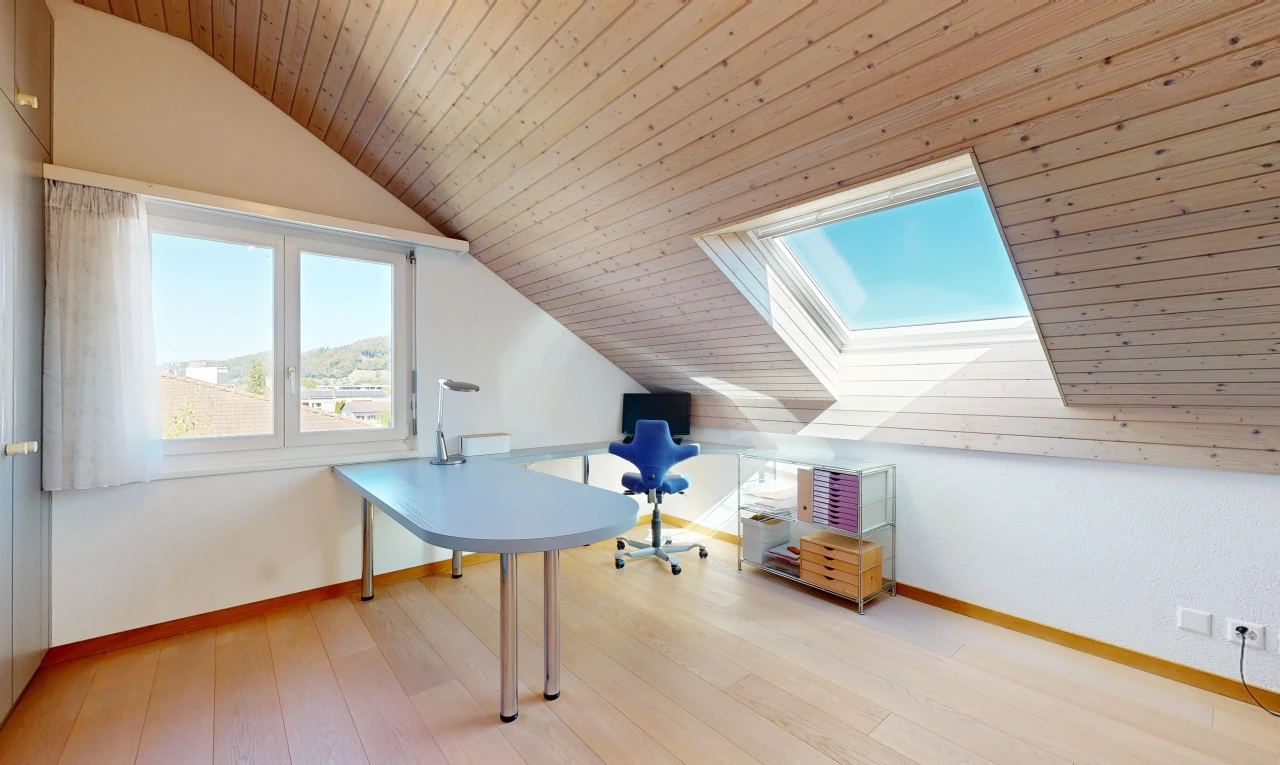 büro mit wood ceiling, holzdecke, vaulted ceiling, dachschräge, und drywall