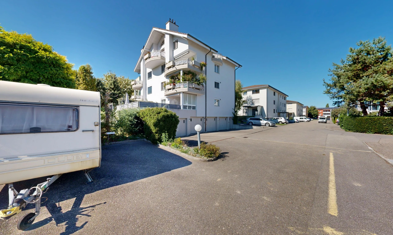 außenansicht mit day time, from community, und parkplatz