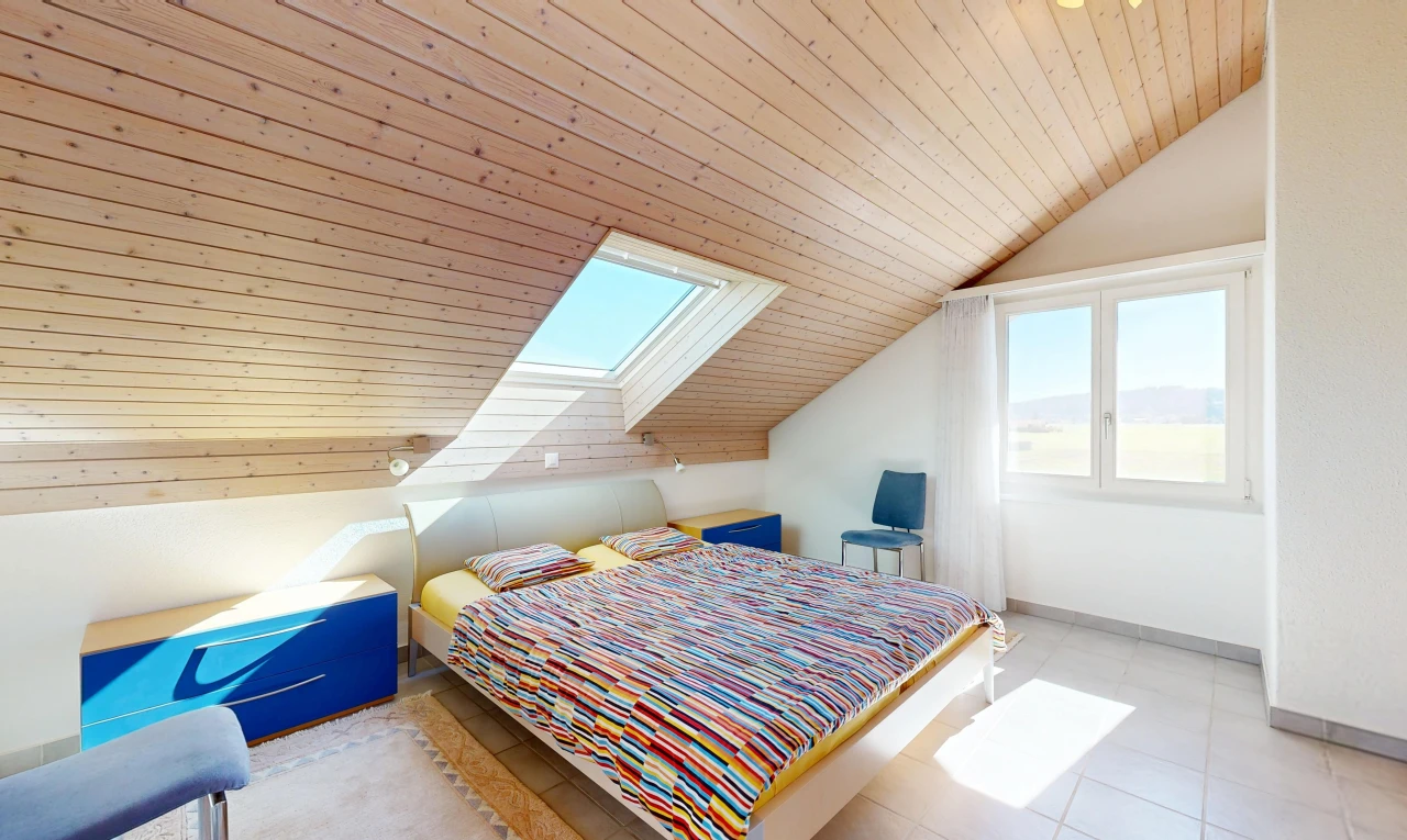 zimmer / schlafzimmer mit holzdecke, wood ceiling, dachschräge, vaulted ceiling, und gipskartonwand