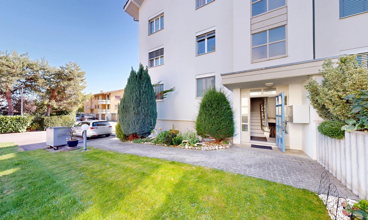 garten mit rasen, day time, und apartment complex view