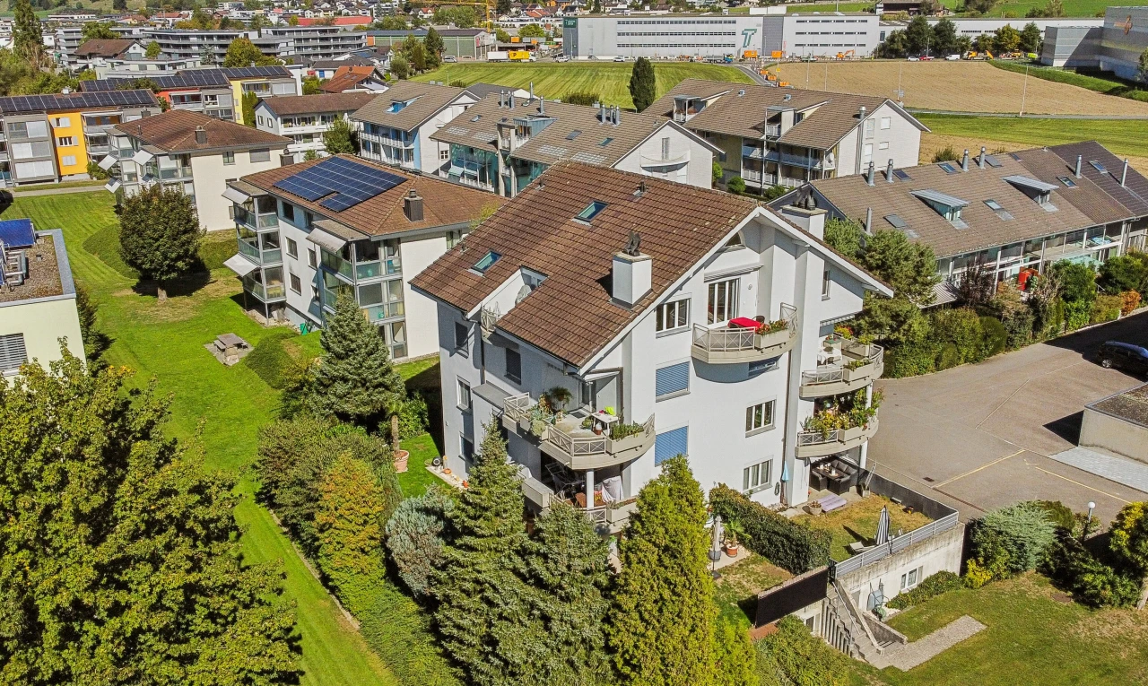 außenansicht mit balkon und schornstein