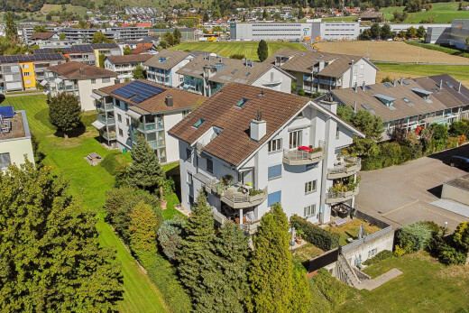 außenansicht mit balkon und schornstein