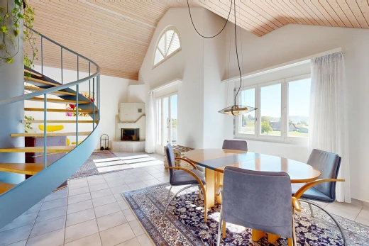 esszimmer mit treppen, hohe decke, high ceiling, außenzugang, und dachschräge