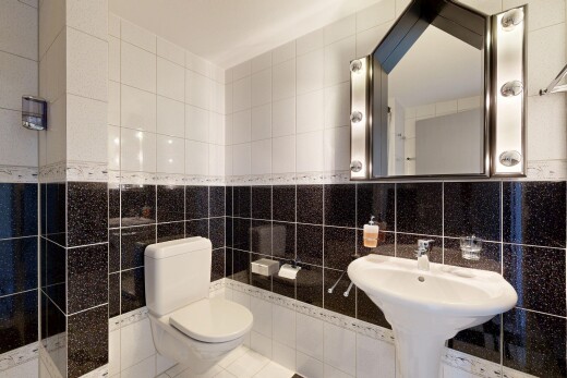 bad mit tile wall, fliesenwand, toilette, spiegel, und tile floor