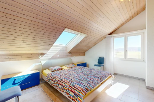 zimmer / schlafzimmer mit holzdecke, wood ceiling, dachschräge, vaulted ceiling, und gipskartonwand