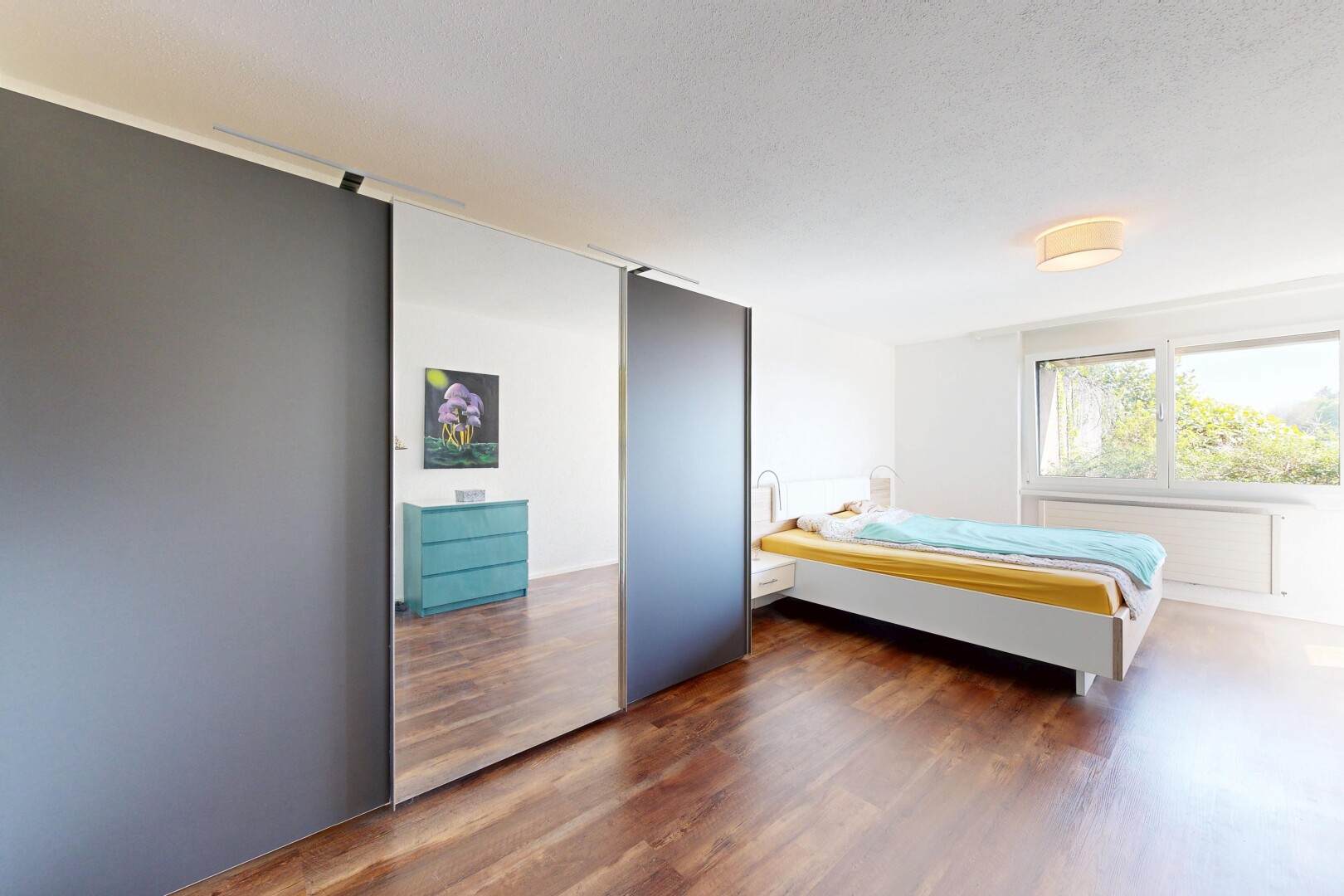 zimmer / schlafzimmer mit inside property, natural light, natürliches licht, wood finish floor, und holzfußboden