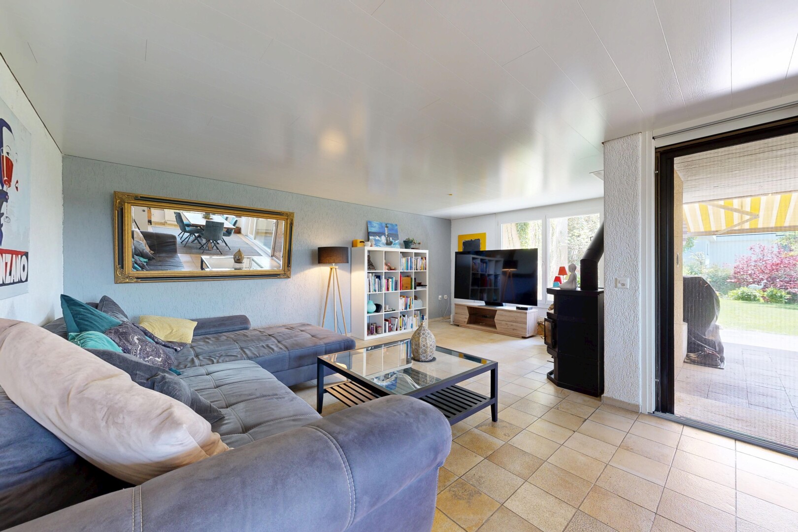 wohnzimmer mit natural light, natürliches licht, inside property, und fernseher
