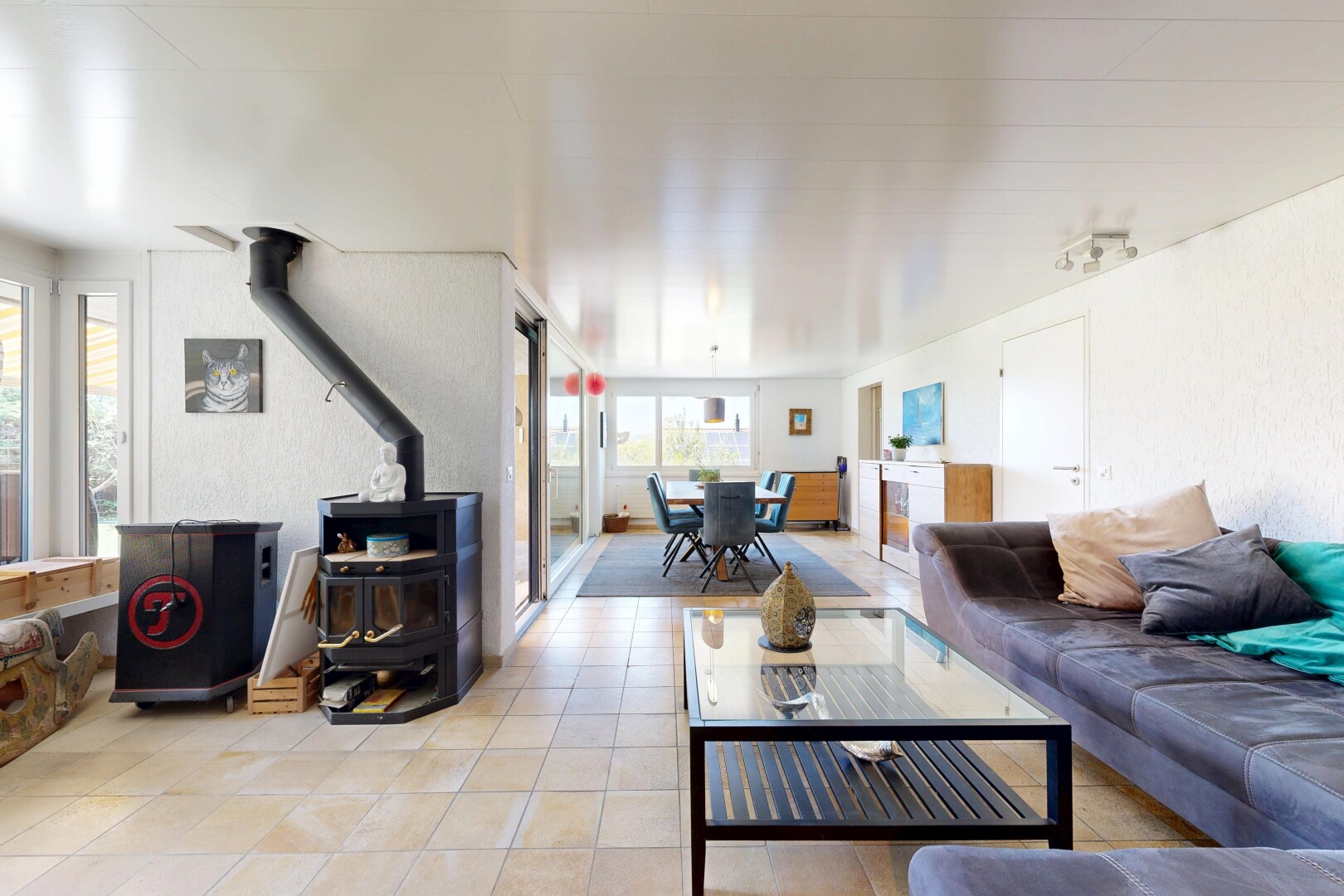 wohn- / esszimmer mit holzofen, inside property, tile floor, fliesenboden, und natural light