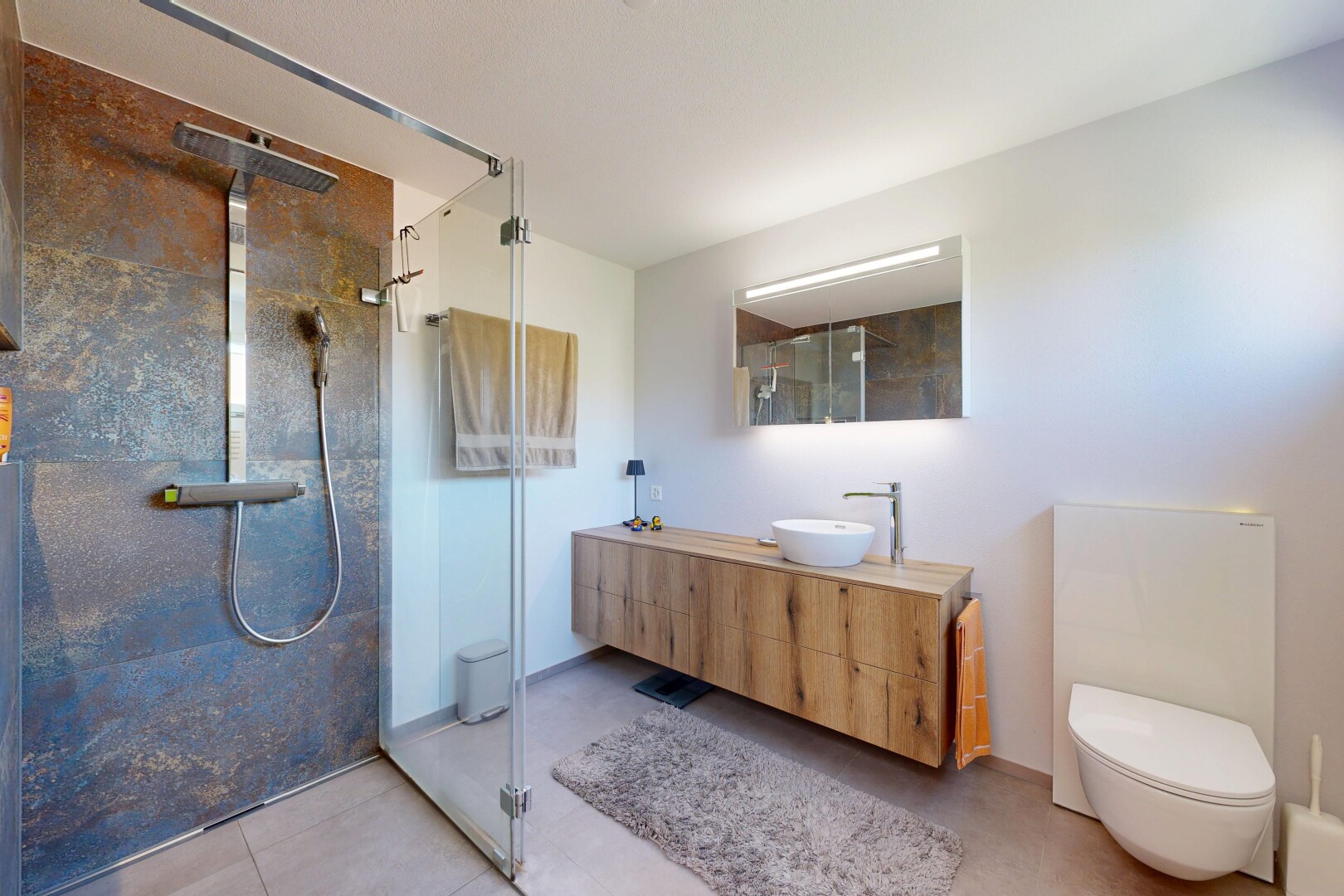 bad mit dusche, komplettes badezimmer, schminktisch, inside property, und spiegel