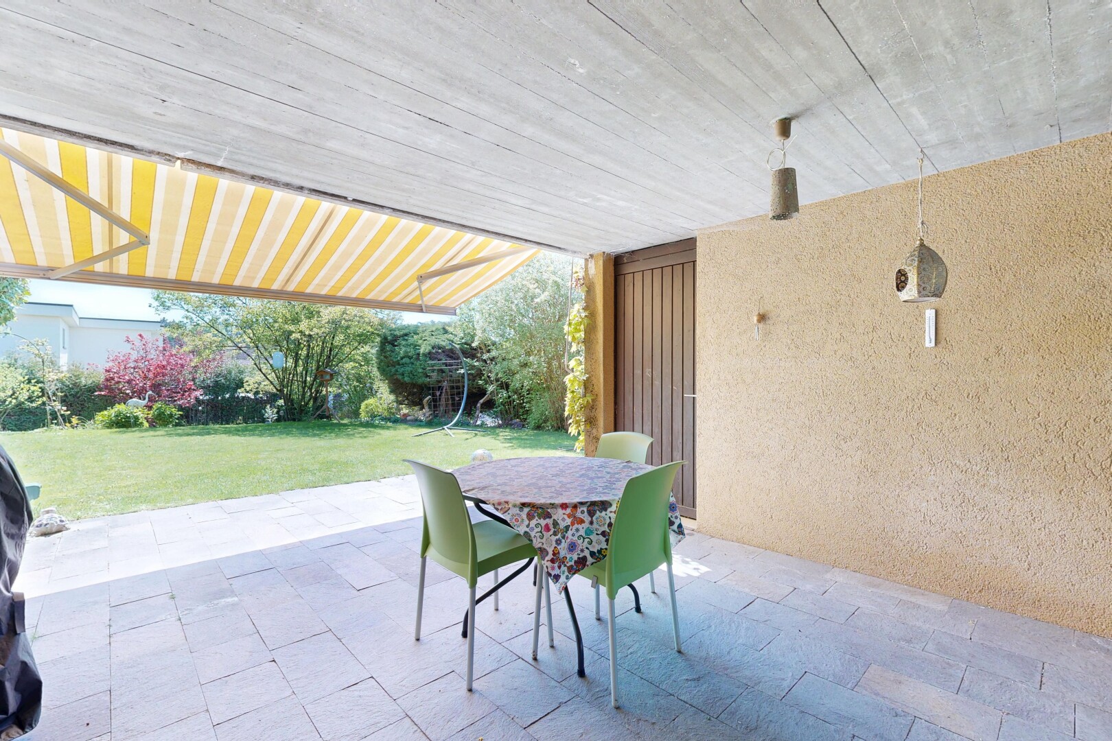 terrasse mit from property, essbereich im freien, rasen, und terrasse