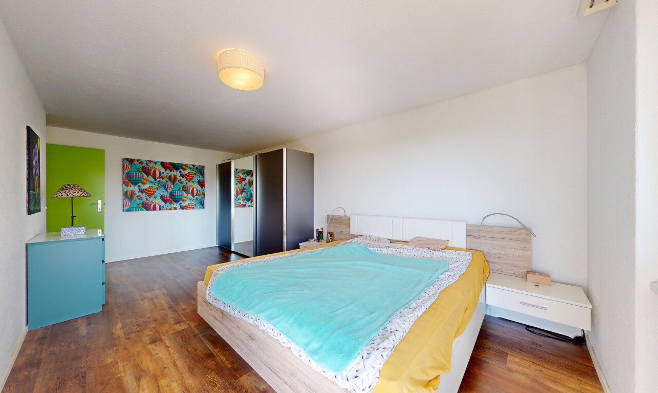 zimmer / schlafzimmer mit inside property, drywall, gipskartonwand, wood finish floor, und holzfußboden